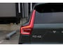 Volvo XC40 2.0 B4 Plus Dark | Panoramadak | Elektrisch Verstelbare Voorstoelen | Getint Glas Achter | 19 inch Lichtmetalen Velgen| Keyless | Elektrische Achterklep | Premium audio by Harman Kardon | Stoelverwarming | Stuurverwarming | Volvo UX Infotainment | Adaptieve Cruise Control | Pilot Assist | BLIS