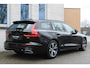 Volvo V60 2.0 B3 R-Design | Panoramadak | Semi elek. trekhaak | Dealer-onderhouden | Premium audio by Harman Kardon | Elek. bed. voorstoelen met geheugen | Verwarmbare voorstoelen | Verwarmbaar stuurwiel | Blind spot | Keyless entry | DAB | Apple carplay | Elektrische achterklep | Achterbank verwarmbaar |