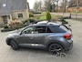 Volkswagen T-Roc 1.5 TSI DSG 3X R-LINE EDITION , PANO , BLACK STYLE ,NAVIGATIE , AFN TREKHAAK , DINAMISCHE KNIPL , APPLE CARPLY , BLINDSPOT , STUUR EN STOEL VERWARMING , KEYLESS ENTRY , ADAPTIVE CRUISE CONTROL , LANE ASSIST , IQ-LIGHT , LED , PRIVACY GLASS ,VIRTUAL C