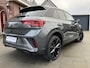 Volkswagen T-Roc 1.5 TSI DSG 3X R-LINE EDITION , PANO , BLACK STYLE ,NAVIGATIE , AFN TREKHAAK , DINAMISCHE KNIPL , APPLE CARPLY , BLINDSPOT , STUUR EN STOEL VERWARMING , KEYLESS ENTRY , ADAPTIVE CRUISE CONTROL , LANE ASSIST , IQ-LIGHT , LED , PRIVACY GLASS ,VIRTUAL C