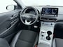 Hyundai Kona Electric EV 64kWh 3 fase SOH-100% Warmtepomp Adaptive-Cruise Head-Up Display 1/2 Leer Krell®-Hifi Apple Carplay Android Adap.Cruise Camera Navi Pdc Ecc Fashion Keyless Privacy Glas DAB Led Blind Spot Lane Assist Origineel Nederlandse Auto € 45.000 nieuw!!