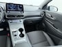 Hyundai Kona Electric EV 64kWh 3 fase SOH-100% Warmtepomp Adaptive-Cruise Head-Up Display 1/2 Leer Krell®-Hifi Apple Carplay Android Adap.Cruise Camera Navi Pdc Ecc Fashion Keyless Privacy Glas DAB Led Blind Spot Lane Assist Origineel Nederlandse Auto € 45.000 nieuw!!
