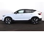 Volvo EC40 Performance Plus 82 kWh - Panoramadak - IntelliSafe Assist & Surround - 360º Camera - Verwarmde voorstoelen, stuur & achterbank - Parkeersensoren voor & achter - Elektr. bedienb. voorstoelen met geheugen links - Draadloze tel. lader - Warmtepomp - Extra getint glas - Elektr. inklapbare trekhaak - 19' LMV
