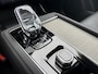 Volvo XC90 2.0 T8 Plug-in hybrid AWD Ultra Dark | 7 zits | Luchtvering | Adaptieve Cruise Control | Trekhaak | Panoramadak | Stoelmassage | Bowers en Wilkins Audio | All-season banden | 21" Velgen | Stoel-/Stuurverwarming | Stoelventilatie |