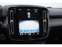 Volvo XC40 B3 177PK Automaat Plus Dark / Elektrische stoelen met geheugen / Keyless entry / Elektrische achterklep / Harman Kardon audio / Parkeersensoren met camera / stoel - en stuurwielverwarming /