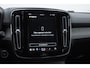 Volvo XC40 B3 177PK Automaat Plus Dark / Elektrische stoelen met geheugen / Keyless entry / Elektrische achterklep / Harman Kardon audio / Parkeersensoren met camera / stoel - en stuurwielverwarming /