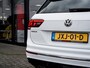 Volkswagen Tiguan 1.5 TSI R-Line | Trekhaak | LED Koplampen | Adaptieve Cruise Control | Parkeersensoren | Climate Control | Apple Carplay | Android Auto | Privacy Glas | Keyless Entry & GO | Flippers | Variabele Stuuroverbrenging | 19'' Lichtmetalen Velgen |