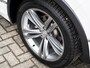 Volkswagen Tiguan 1.5 TSI R-Line | LED Koplampen | Adaptieve Cruise Control | Parkeersensoren | Climate Control | Apple Carplay | Android Auto | Privacy Glas | Keyless Entry & GO | Flippers | Variabele Stuuroverbrenging | 19'' Lichtmetalen Velgen |