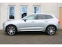 Volvo XC60 2.0 T5 Momentum | Panoramadak | Dealer-onderhouden | Lederen bekleding | Keyless entry | Semi elek. trekhaak | Elek. bed. bestuurdersstoel met geheugen | Achteruitrij camera | Verwarmbare voorstoelen | Verwarmbaar stuurwiel | Cruise control | Elektrische achterklep | Navigatie | Apple carplay