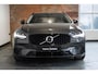 Volvo V90 T6 Plug-in hybrid AWD Ultra Dark | Panoramadak | Semi-Electrische Trekhaak | Verwarmbare voorstoelen+stuurwiel+achterbank | Premium audio by Harman Kardon | Head-up display | 360° Parkeercamera | Parkeersensoren voor + achter