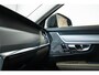 Volvo V90 T6 Plug-in hybrid AWD Ultra Dark | Panoramadak | Semi-Electrische Trekhaak | Verwarmbare voorstoelen+stuurwiel+achterbank | Premium audio by Harman Kardon | Head-up display | 360° Parkeercamera | Parkeersensoren voor + achter