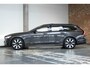 Volvo V90 T6 Plug-in hybrid AWD Ultra Dark | Panoramadak | Semi-Electrische Trekhaak | Verwarmbare voorstoelen+stuurwiel+achterbank | Premium audio by Harman Kardon | Head-up display | 360° Parkeercamera | Parkeersensoren voor + achter
