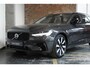 Volvo V90 T6 Plug-in hybrid AWD Ultra Dark | Panoramadak | Semi-Electrische Trekhaak | Verwarmbare voorstoelen+stuurwiel+achterbank | Premium audio by Harman Kardon | Head-up display | 360° Parkeercamera | Parkeersensoren voor + achter