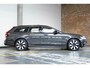 Volvo V90 T6 Plug-in hybrid AWD Ultra Dark | Panoramadak | Semi-Electrische Trekhaak | Verwarmbare voorstoelen+stuurwiel+achterbank | Premium audio by Harman Kardon | Head-up display | 360° Parkeercamera | Parkeersensoren voor + achter