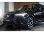 Volvo XC90 T8 Plug-in hybrid AWD Ultra Dark | Panoramadak | Trekhaak | Luchtvering | Verwarmbare voorstoelen met massagefunctie | Verwarmbare achterbank | Premium audio by Bowers&Wilkins | Head-up display | Rondom zichtcamera