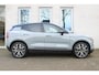 Volvo EX30 Single Motor Extended Range Plus Europa 69 kWh | Vapour grey metallic | Zwart dak | Extra getint glas | Stoelverwarming | Stuurwielverwarming | Elektrisch verstelbare stoelen met memory functie | Adaptieve Cruise Control | Pilot Assist | Harman Kardon | Camera achter | Keyless entry | 20'' Lichtmetalen velgen | Warmtepomp | Google Maps | Google Assistant | Blis | Preconditioning | Digital Key Plus | Elektrische achterklep |