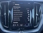 Volvo XC60 2.0 T6 Plug-in hybrid 350 PK AWD Ultimate Dark Trekhaak Panoramadak Navi Camera Caplay Pilot Assist Harman Kardon Elek Stoelen Stoel + Stuur Verwarming Head- Up Getint Glas Long Range R-Design Michelin All-Season banden