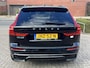 Volvo XC60 2.0 T6 Plug-in hybrid 350 PK AWD Ultimate Dark Trekhaak Panoramadak Navi Camera Caplay Pilot Assist Harman Kardon Elek Stoelen Stoel + Stuur Verwarming Head- Up Getint Glas Long Range R-Design Michelin All-Season banden