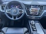 Volvo XC60 2.0 T6 Plug-in hybrid 350 PK AWD Ultimate Dark Trekhaak Panoramadak Navi Camera Caplay Pilot Assist Harman Kardon Elek Stoelen Stoel + Stuur Verwarming Head- Up Getint Glas Long Range R-Design Michelin All-Season banden
