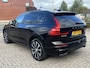 Volvo XC60 2.0 T6 Plug-in hybrid 350 PK AWD Ultimate Dark Trekhaak Panoramadak Navi Camera Caplay Pilot Assist Harman Kardon Elek Stoelen Stoel + Stuur Verwarming Head- Up Getint Glas Long Range R-Design Michelin All-Season banden