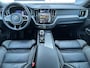Volvo XC60 2.0 T6 Plug-in hybrid 350 PK AWD Ultimate Dark Trekhaak Panoramadak Navi Camera Caplay Pilot Assist Harman Kardon Elek Stoelen Stoel + Stuur Verwarming Head- Up Getint Glas Long Range R-Design Michelin All-Season banden