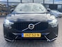 Volvo XC60 2.0 T6 Plug-in hybrid 350 PK AWD Ultimate Dark Trekhaak Panoramadak Navi Camera Caplay Pilot Assist Harman Kardon Elek Stoelen Stoel + Stuur Verwarming Head- Up Getint Glas Long Range R-Design Michelin All-Season banden