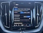 Volvo XC60 2.0 T6 Plug-in hybrid 350 PK AWD Ultimate Dark Trekhaak Panoramadak Navi Camera Caplay Pilot Assist Harman Kardon Elek Stoelen Stoel + Stuur Verwarming Head- Up Getint Glas Long Range R-Design Michelin All-Season banden