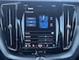 Volvo XC60 2.0 T6 Plug-in hybrid 350 PK AWD Ultimate Dark Trekhaak Panoramadak Navi Camera Caplay Pilot Assist Harman Kardon Elek Stoelen Stoel + Stuur Verwarming Head- Up Getint Glas Long Range R-Design Michelin All-Season banden