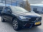 Volvo XC60 2.0 T6 Plug-in hybrid 350 PK AWD Ultimate Dark Trekhaak Panoramadak Navi Camera Caplay Pilot Assist Harman Kardon Elek Stoelen Stoel + Stuur Verwarming Head- Up Getint Glas Long Range R-Design Michelin All-Season banden