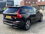 Volvo XC60 2.0 T6 Plug-in hybrid 350 PK AWD Ultimate Dark Trekhaak Panoramadak Navi Camera Caplay Pilot Assist Harman Kardon Elek Stoelen Stoel + Stuur Verwarming Head- Up Getint Glas Long Range R-Design Michelin All-Season banden