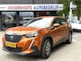 Peugeot 2008 100 Pk. Benzine Active Kenteken JXJ-50-N. * Airco * Cruise Control * Stoelverwarming * Navigatie & Spotify via Apple Carplay / Android Auto * Vingerhoets; Vierde Generatie Eersteklas Service. Al meer dan 100 jaar een begrip in de Brabantse Kempen.