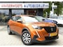 Peugeot 2008 100 Pk. Benzine Active Kenteken JXJ-50-N. * Airco * Cruise Control * Stoelverwarming * Navigatie & Spotify via Apple Carplay / Android Auto * Vingerhoets; Vierde Generatie Eersteklas Service. Al meer dan 100 jaar een begrip in de Brabantse Kempen.