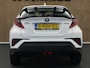 Toyota C-HR 1.8 Hybrid Dynamic - ORIGINEEL NEDERLANDSE AUTO - PARKEERSENSOREN VOOR EN ACHTER - DODEHOEK DETECTIE - ACHTERUITRIJ CAMERA - KEYLESS ENRTY & START - NAVIGATIE - APPLE CARPLAY/ ANDROID AUTO