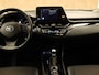 Toyota C-HR 1.8 Hybrid Dynamic - ORIGINEEL NEDERLANDSE AUTO - PARKEERSENSOREN VOOR EN ACHTER - DODEHOEK DETECTIE - ACHTERUITRIJ CAMERA - KEYLESS ENRTY & START - NAVIGATIE - APPLE CARPLAY/ ANDROID AUTO