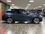 Volvo XC90 T8 AWD Recharge Ultra Ultimate Dark | Luchtvering | Trekhaak | All Season banden | 360 Camera | Head-Up Display | Harman Kardon | 455pk | Adaptieve Cruise Control | Standkachel met Volvo On Call App | Stoelverwarming voor+achter | Stuurwielverwarming | Schuifdak | Full LED Meesturende koplampen | Pilot Assist | BLIS Dode Hoek Detectie | Alcantara hemelbekleding | Lederen zonnekleppen en handgrepen | Elektrische voorstoelen geheugen | Lederen bekleding | Zitting verlenging voorstoelen | Lederen dashboard | 20 Inch | Google Infotainment | Keyless Drive | Privacy Glass | Elektrisch bedienbare achterklep | Geïntegreerd kinderzitje achterin | Geïntegreerde zongordijnen achterportieren | Verlichte instaplijsten | 7-Persoons | 4-Zone Climate Control | DAB Radio | Apple Carplay/Android Auto | Alarm Klasse III | Draadloos telefoon opladen | Denim Blue Metallic |