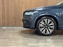 Volvo XC90 T8 AWD Recharge Ultra Ultimate Dark | Luchtvering | Trekhaak | All Season banden | 360 Camera | Head-Up Display | Harman Kardon | 455pk | Adaptieve Cruise Control | Standkachel met Volvo On Call App | Stoelverwarming voor+achter | Stuurwielverwarming | Schuifdak | Full LED Meesturende koplampen | Pilot Assist | BLIS Dode Hoek Detectie | Alcantara hemelbekleding | Lederen zonnekleppen en handgrepen | Elektrische voorstoelen geheugen | Lederen bekleding | Zitting verlenging voorstoelen | Lederen dashboard | 20 Inch | Google Infotainment | Keyless Drive | Privacy Glass | Elektrisch bedienbare achterklep | Geïntegreerd kinderzitje achterin | Geïntegreerde zongordijnen achterportieren | Verlichte instaplijsten | 7-Persoons | 4-Zone Climate Control | DAB Radio | Apple Carplay/Android Auto | Alarm Klasse III | Draadloos telefoon opladen | Denim Blue Metallic |