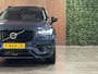 Volvo XC90 T8 AWD Recharge Ultra Ultimate Dark | Luchtvering | Trekhaak | All Season banden | 360 Camera | Head-Up Display | Harman Kardon | 455pk | Adaptieve Cruise Control | Standkachel met Volvo On Call App | Stoelverwarming voor+achter | Stuurwielverwarming | Schuifdak | Full LED Meesturende koplampen | Pilot Assist | BLIS Dode Hoek Detectie | Alcantara hemelbekleding | Lederen zonnekleppen en handgrepen | Elektrische voorstoelen geheugen | Lederen bekleding | Zitting verlenging voorstoelen | Lederen dashboard | 20 Inch | Google Infotainment | Keyless Drive | Privacy Glass | Elektrisch bedienbare achterklep | Geïntegreerd kinderzitje achterin | Geïntegreerde zongordijnen achterportieren | Verlichte instaplijsten | 7-Persoons | 4-Zone Climate Control | DAB Radio | Apple Carplay/Android Auto | Alarm Klasse III | Draadloos telefoon opladen | Denim Blue Metallic |