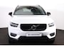 Volvo XC40 T5 Recharge Plus Dark - IntelliSafe Assist - Harman/Kardon audio - Adaptieve LED koplampen - Parkeercamera achter - Parkeersensoren voor & achter - Draadloze tel. lader - Extra getint glas - Elektr. inklapbare trekhaak - 19' LMV