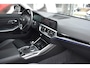 BMW 3-Serie 320i High Executive / Carplay / Keyless / Navi / Parkeersensoren v+a / Stoelverwarming / 17'' LM