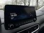 Hyundai Kona 1.6 GDI HEV 140pk Premium | LEDEREN BEKLEDING | TREKHAAK | 18'' 2-TONE LMV | HEAD UP DISPLAY | ADAPTIVE CRUISE | STOELVERW. VOOR EN ACHTER | STUURVERWARMING | STOELVERKOELING VOOR |