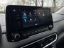 Hyundai Kona 1.6 GDI HEV 140pk Premium | LEDEREN BEKLEDING | TREKHAAK | 18'' 2-TONE LMV | HEAD UP DISPLAY | ADAPTIVE CRUISE | STOELVERW. VOOR EN ACHTER | STUURVERWARMING | STOELVERKOELING VOOR |