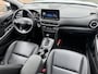 Hyundai Kona 1.6 GDI HEV 140pk Premium | LEDEREN BEKLEDING | TREKHAAK | 18'' 2-TONE LMV | HEAD UP DISPLAY | ADAPTIVE CRUISE | STOELVERW. VOOR EN ACHTER | STUURVERWARMING | STOELVERKOELING VOOR |