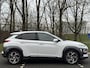 Hyundai Kona 1.6 GDI HEV 140pk Premium | LEDEREN BEKLEDING | TREKHAAK | 18'' 2-TONE LMV | HEAD UP DISPLAY | ADAPTIVE CRUISE | STOELVERW. VOOR EN ACHTER | STUURVERWARMING | STOELVERKOELING VOOR |