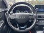 Hyundai Kona 1.6 GDI HEV 140pk Premium | LEDEREN BEKLEDING | TREKHAAK | 18'' 2-TONE LMV | HEAD UP DISPLAY | ADAPTIVE CRUISE | STOELVERW. VOOR EN ACHTER | STUURVERWARMING | STOELVERKOELING VOOR |