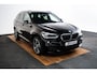 BMW X1 sDrive20i High Executive M Sport - Panoramadak - Comfort Access - Elektrisch verwarmde voorstoelen - HiFi - Verstelbare achterbank - Elektrische achterklep - LED koplampen - Koplampsproeiers -