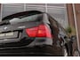 BMW 3-Serie Touring 318i Executive | Facelift | Panoramadak | Navigatie | Stoelverwarming | Climate control | Half leer | Bluetooth | Cruise control | PDC | ISO-fix | 17 inch | Origineel