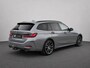 BMW 3-Serie Touring 320e | Trekhaak | Nieuw model | Carplay | Camera | Skyscraper grau | Sfeerverlichting | Widescreen | M Shadow