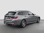 BMW 3-Serie Touring 320e | Trekhaak | Nieuw model | Carplay | Camera | Skyscraper grau | Sfeerverlichting | Widescreen | M Shadow