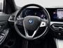 BMW 3-Serie Touring 320e | Trekhaak | Nieuw model | Carplay | Camera | Skyscraper grau | Sfeerverlichting | Widescreen | M Shadow