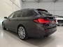 BMW 5-Serie Touring 530e xDrive High Exe PANO/TREKHAAK/H&K/360CAMERA/ACC/19"M-SPORT BREEDSET/LED-ADAPTIVE/LEER-SPORT/SFEER/CARPLAY/SHADOW-LINE/SOPHISTOGRAU/NET OH BEURT GEHAD BIJ BMW DEALER